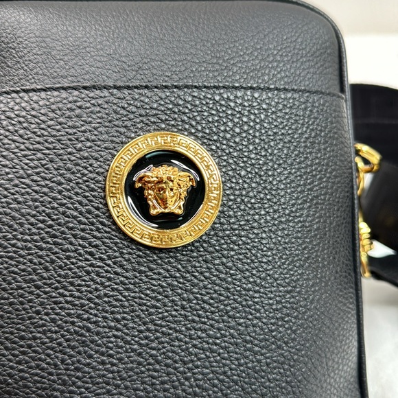 VERSACE NEW BLACK GOLD PEBBLE LEATHER MEDUSA UNISEX SHOULDER / CROSSBODY BAG - Picture 13 of 16